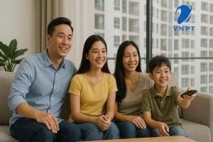 Gia đình cư dân FLC Đại Mỗ Từ Liêm cùng nhau xem tivi nhờ sử dụng mạng VNPT tốc độ cao, ổn định.