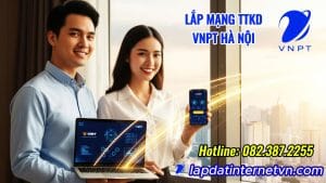 Cặp đôi người Việt đứng trong căn hộ hiện đại, tay cầm laptop và điện thoại có logo VNPT, nhìn ra khung cảnh thành phố, thể hiện sự hài lòng với dịch vụ. Bức ảnh minh họa lý do nên lắp mạng internet VNPT phường Hà Đông