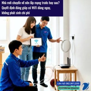 Nhân viên kỹ thuật lắp đặt WiFi cho gia đình trong căn hộ mới, minh họa việc nhà mới chuyển về nên lắp mạng trước hay sau để có internet dùng ngay và không phát sinh chi phí.